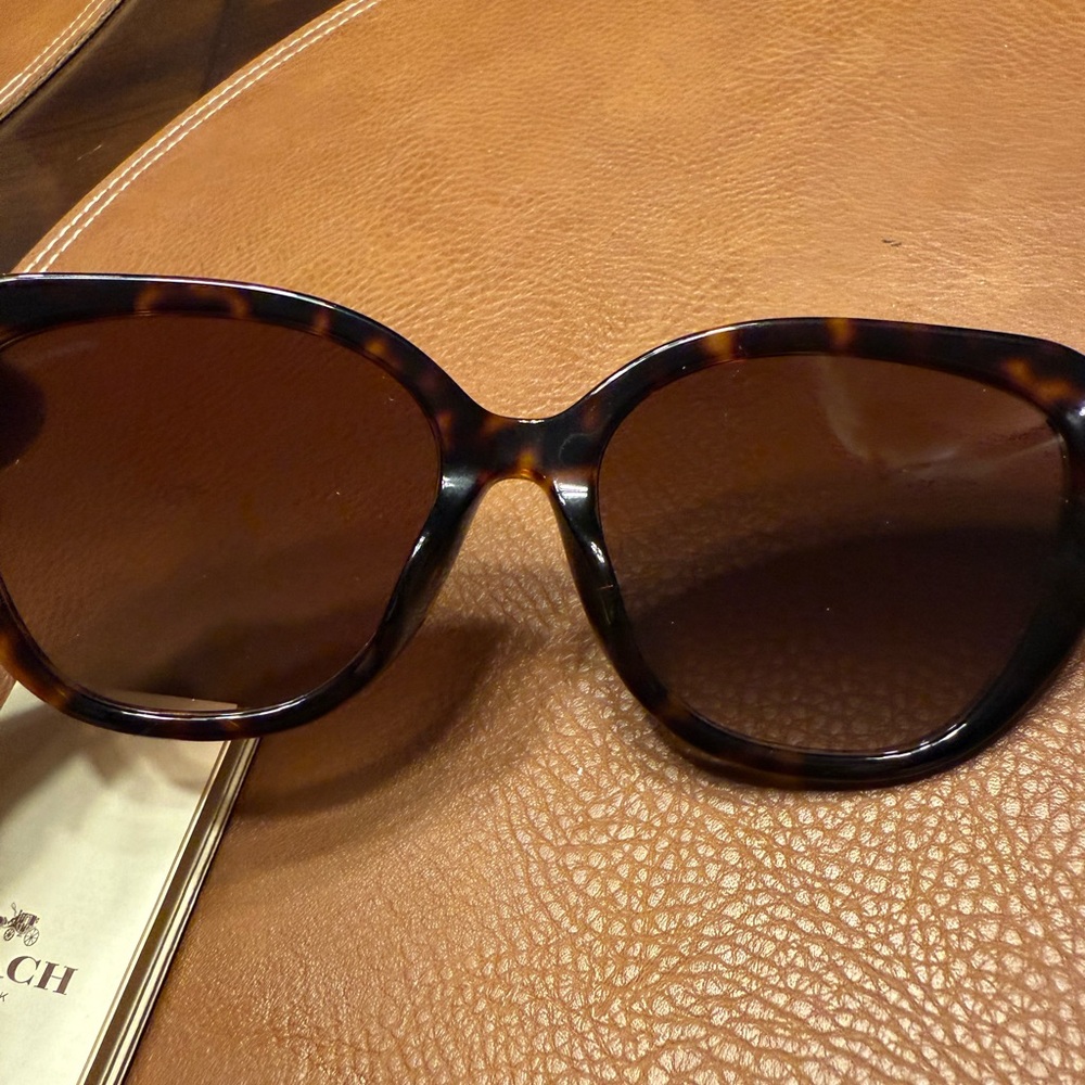 SOLD - Coach Tortoise Shell Sunglasses - Picture 4 of 9
